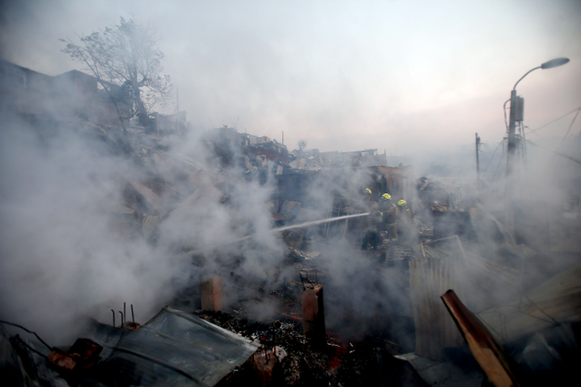 Firefighters work to stamp out fires that swept through Valparaiso, Chile, on January 2nd, 2017. Image: AP Photo/Luis Hidalgo
